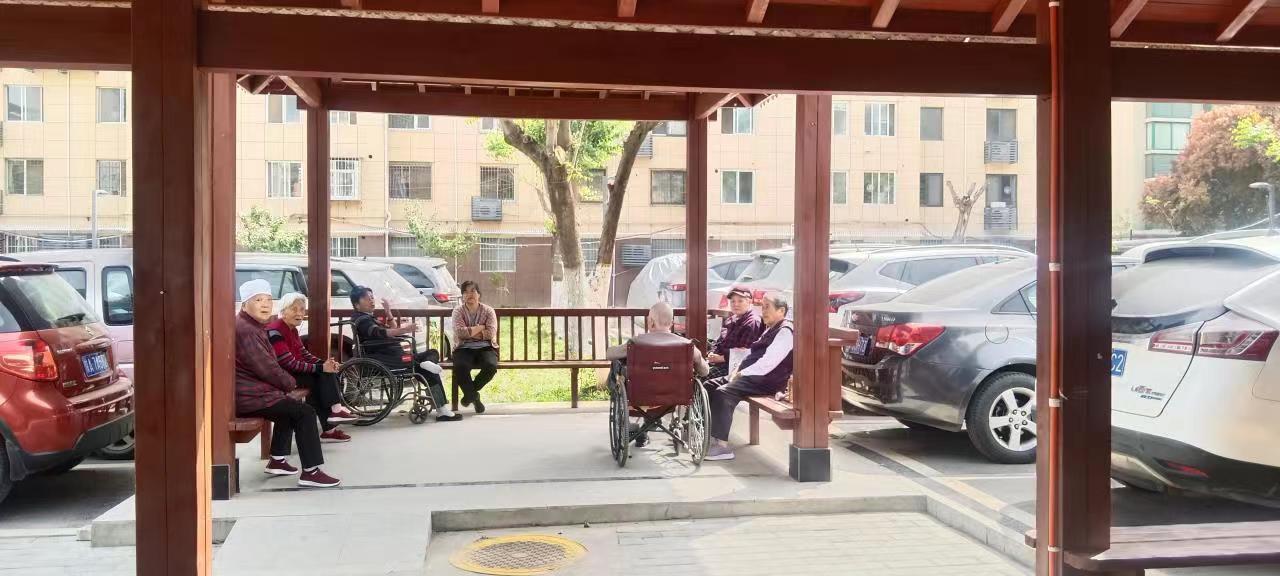 (小区居民在凉亭晒太阳) (小区居民在凉亭晒太阳)