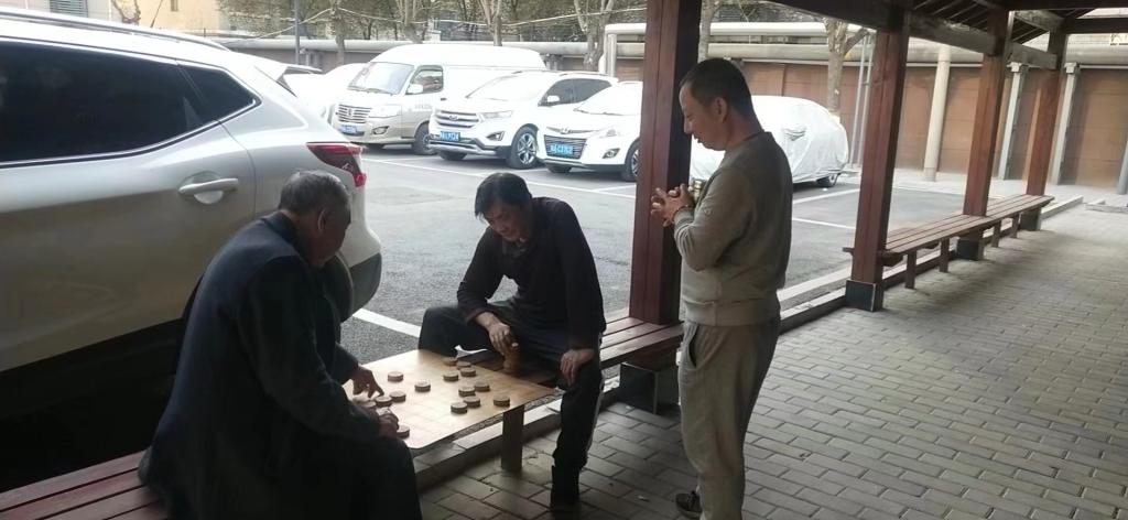 (小区居民在凉亭下棋娱乐) (小区居民在凉亭下棋娱乐)