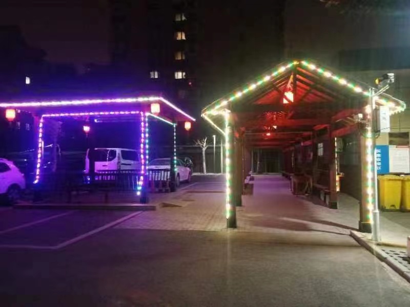 (今年春节前南院办公室在小区广场安装了凉亭布置了节日彩灯) (今年春节前南院办公室在小区广场安装了凉亭布置了节日彩灯)